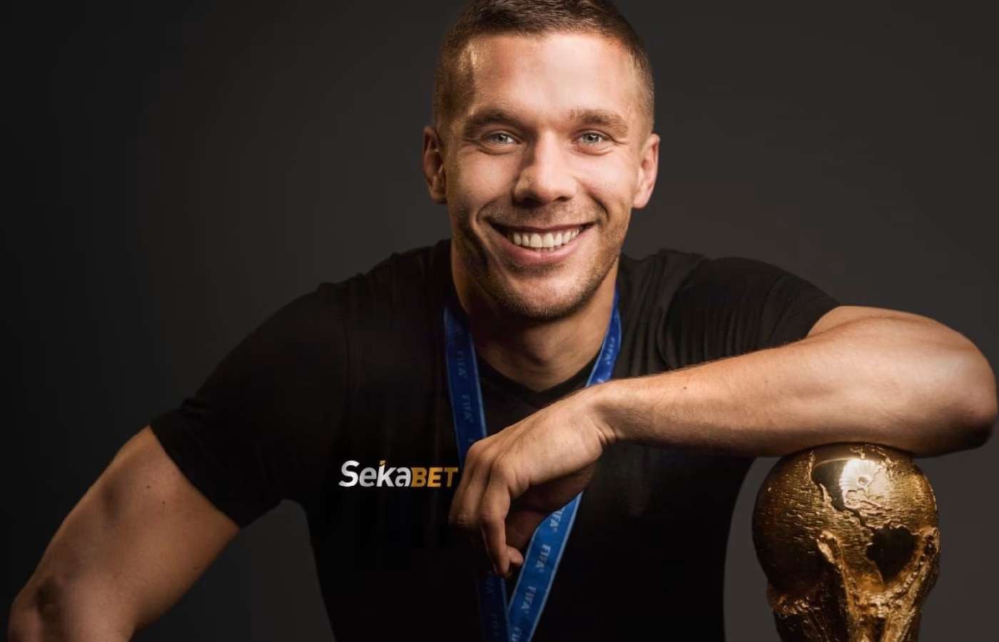 Ainda em atividade, Lukas Podolski é anunciado como embaixador da Sekabet