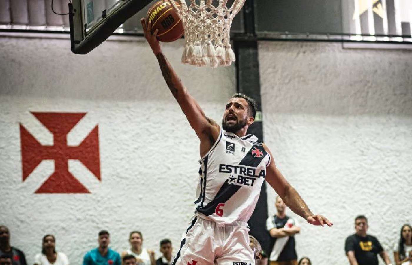 EstrelaBet realiza ação beneficente de Natal em parceria com basquete do Vasco 