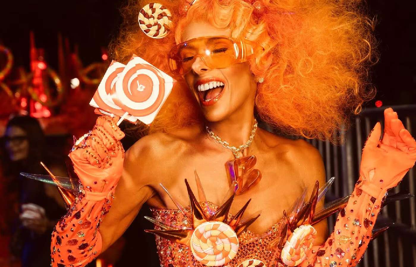 Adriane Galisteu gera polêmica no carnaval ao usar fantasia inspirada em bet