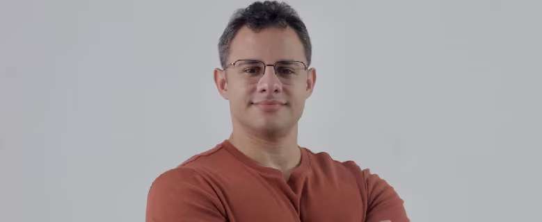 EBAC expande comunicação com apostador e fecha parceria inédita com influenciador Daniel Fortune