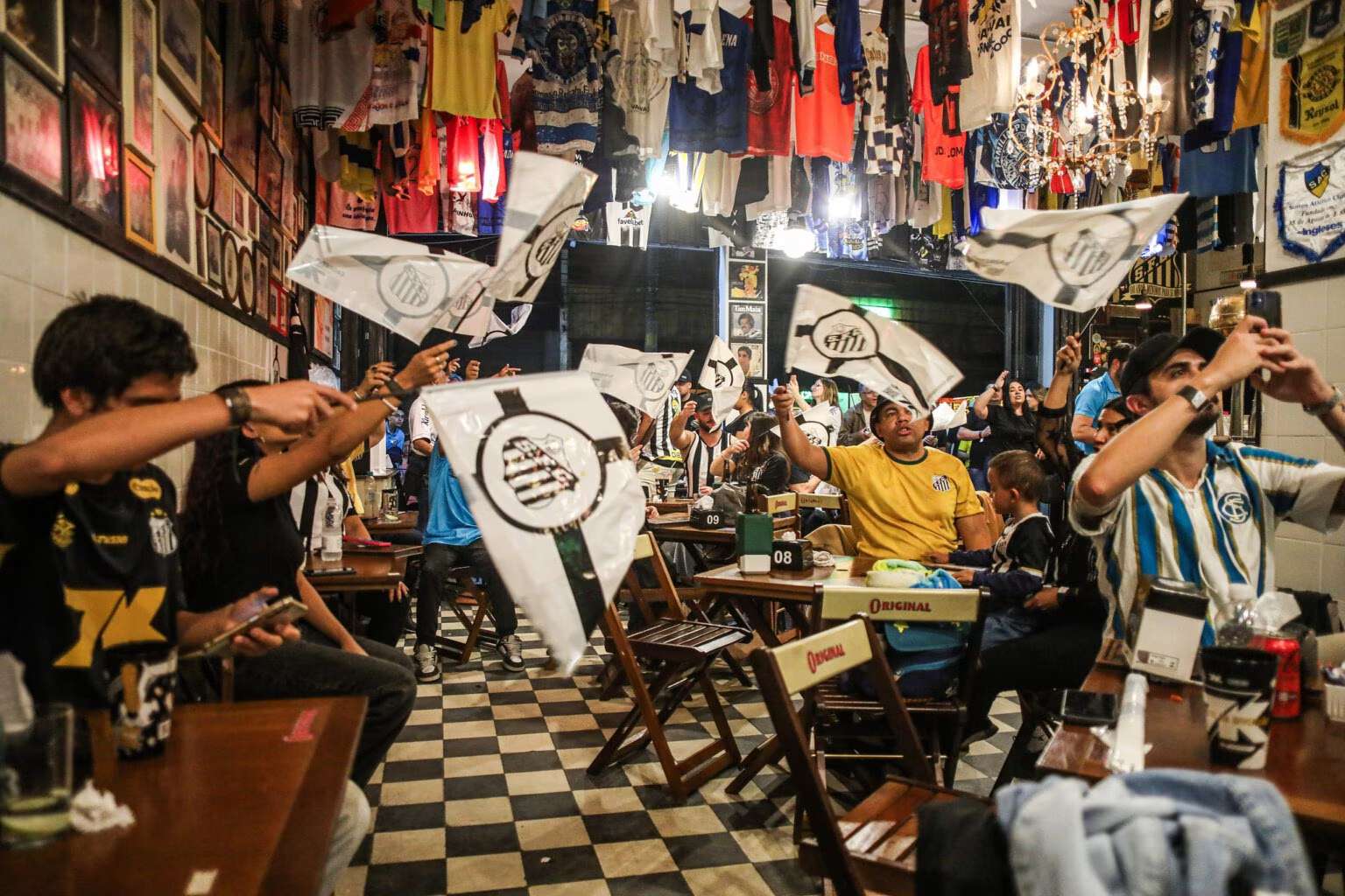 Em parceria com patrocinadora 7K, Santos promove ação com sócios em bar de SP