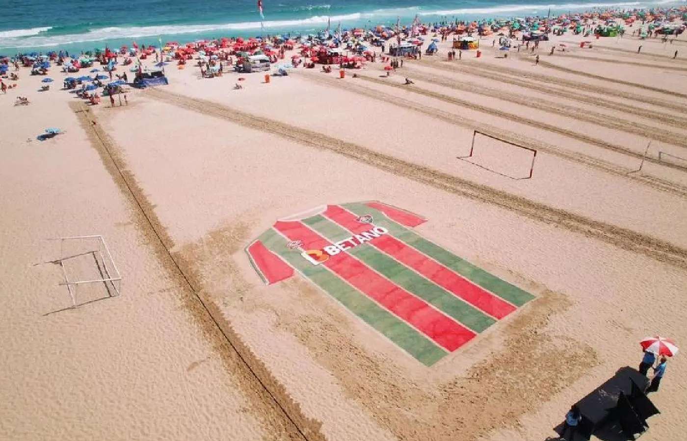 Betano celebra estreia do Fluminense no Mundial com camisa gigante em Copacabana 