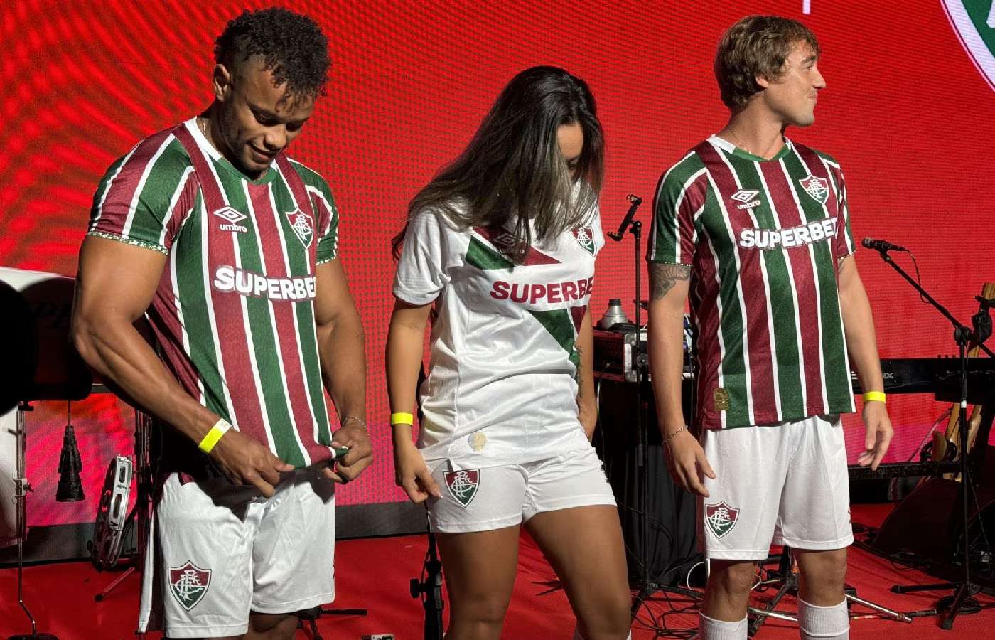 Fluminense apresenta novos uniformes para 2024 já com a marca da Superbet