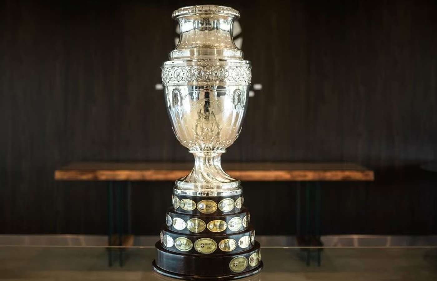 Patrocinadora da Copa América, Betano traz troféu do torneio para ser exposto no Brasil