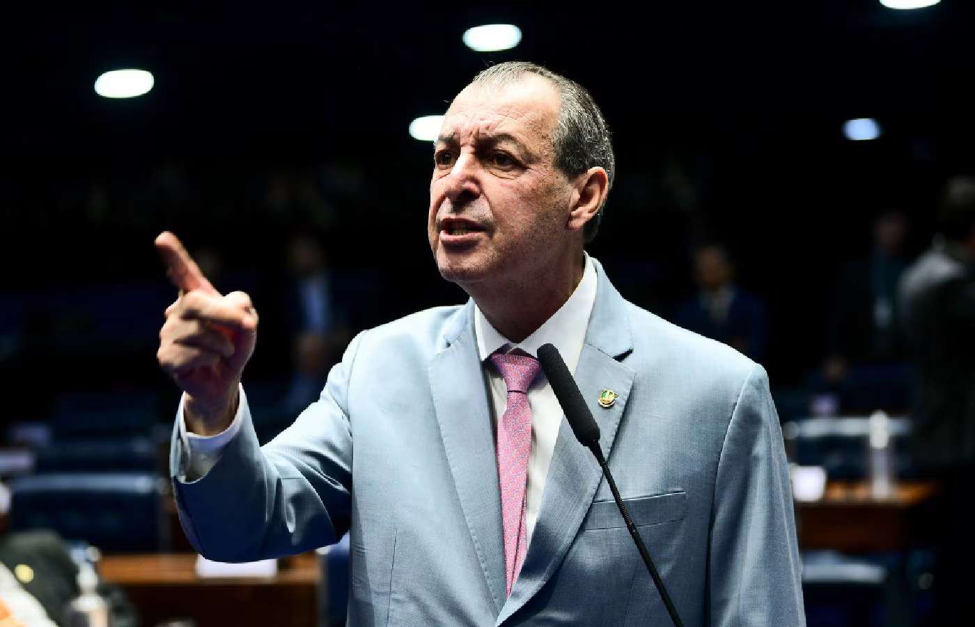 "Como fizeram com o Twitter": Omar Aziz aciona Procuradoria para suspender sites de apostas no país