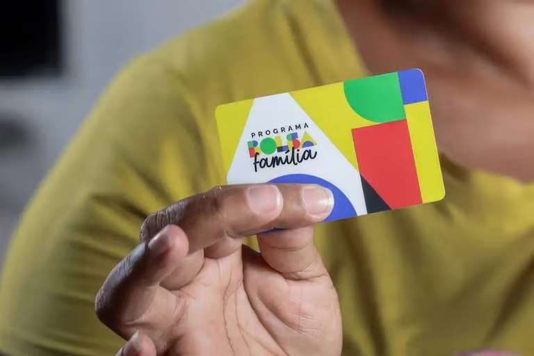 Beneficiários do Bolsa Família gastaram R$ 3 bi com bets em um mês