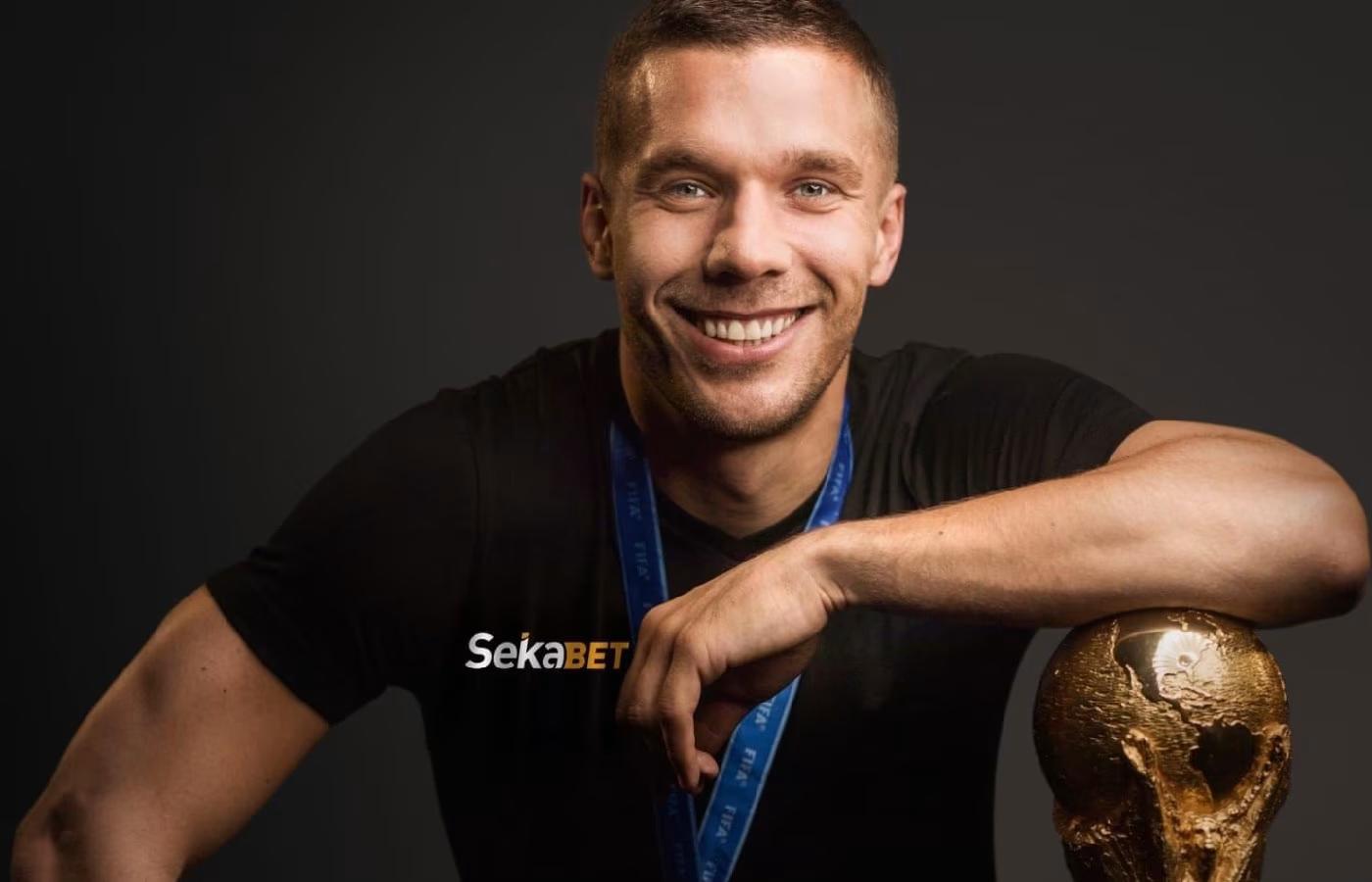 Ainda em atividade, Lukas Podolski é anunciado como embaixador da Sekabet