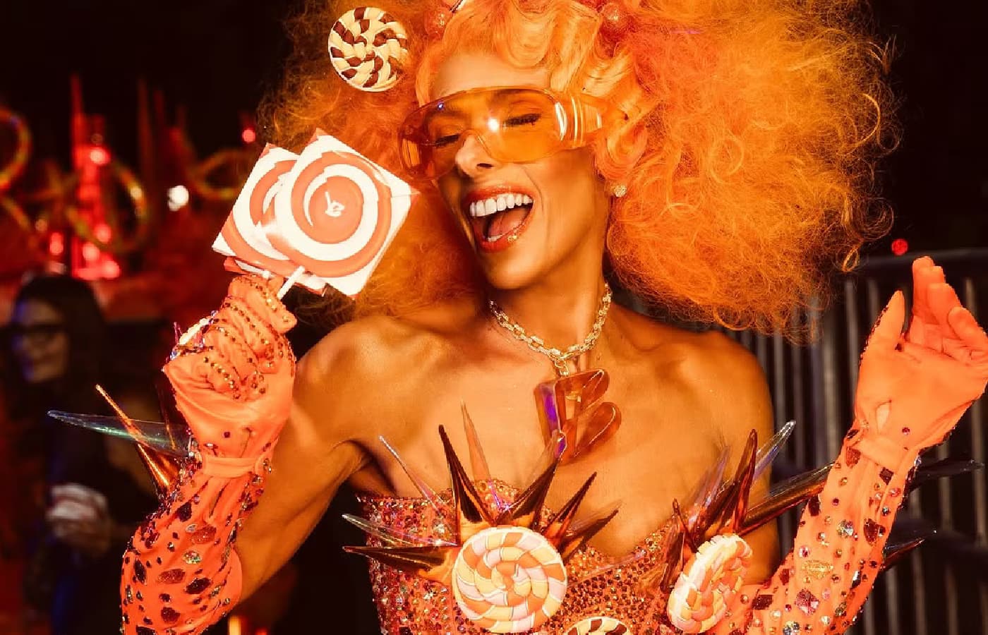 Adriane Galisteu gera polêmica no carnaval ao usar fantasia inspirada em bet