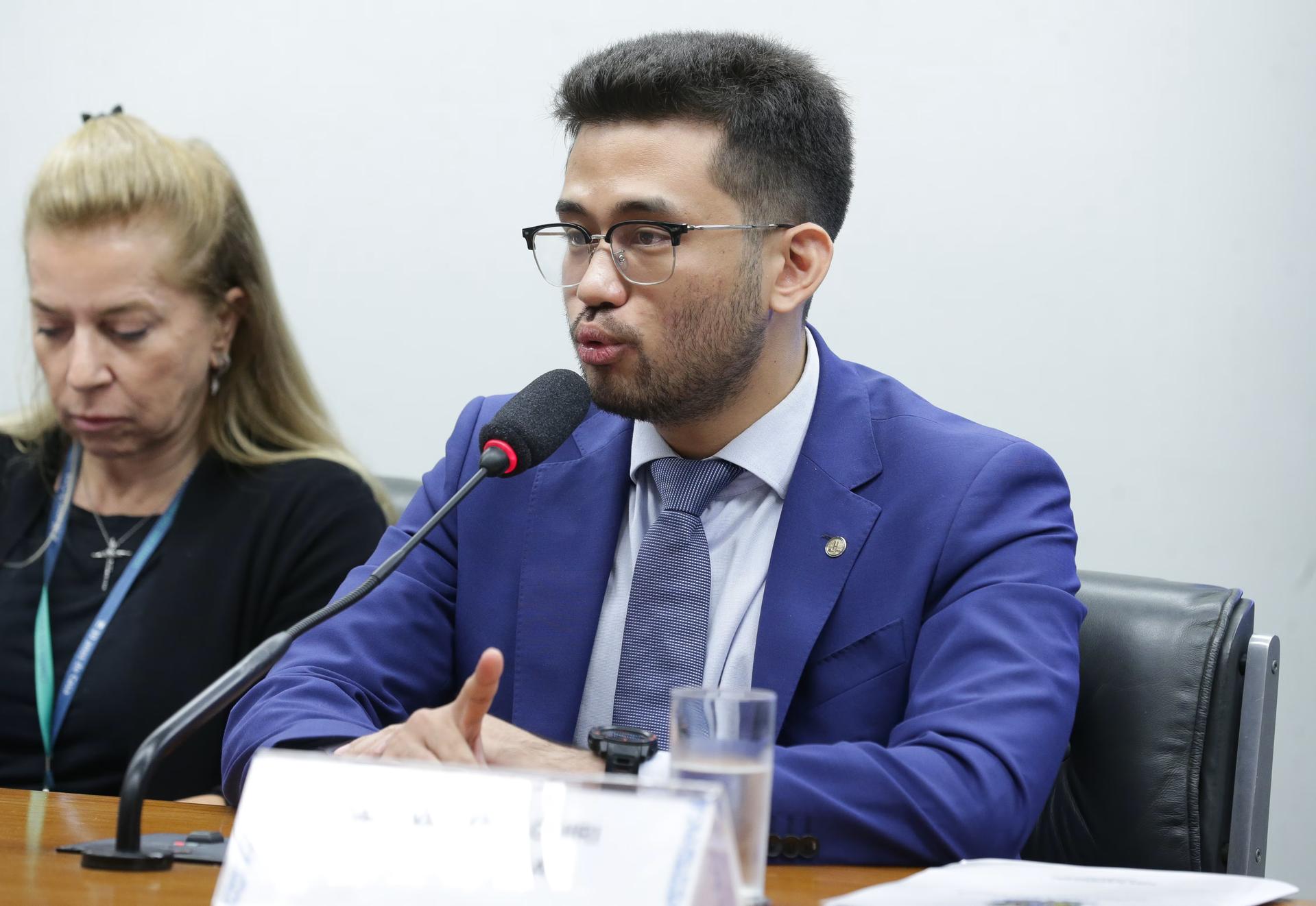 Deputado quer que influenciadores respondam criminalmente por divulgação de bets ilegais