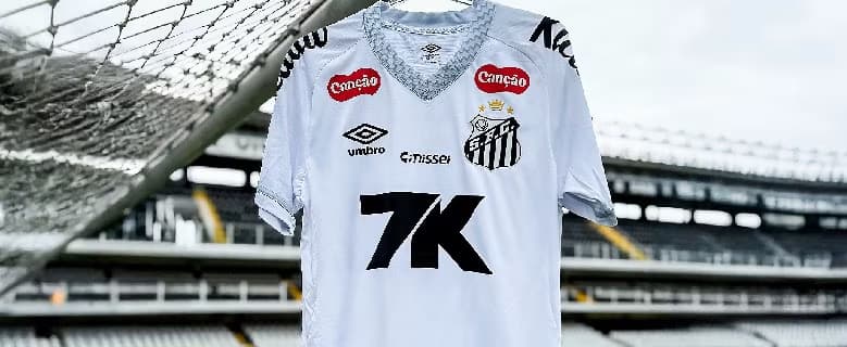 Patrocinadora do Santos, 7k reduz logo no uniforme do Peixe após pedido da torcida