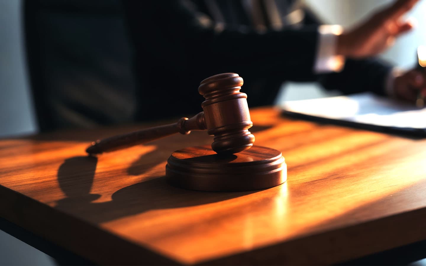 Imagem mostra juiz em tribunal