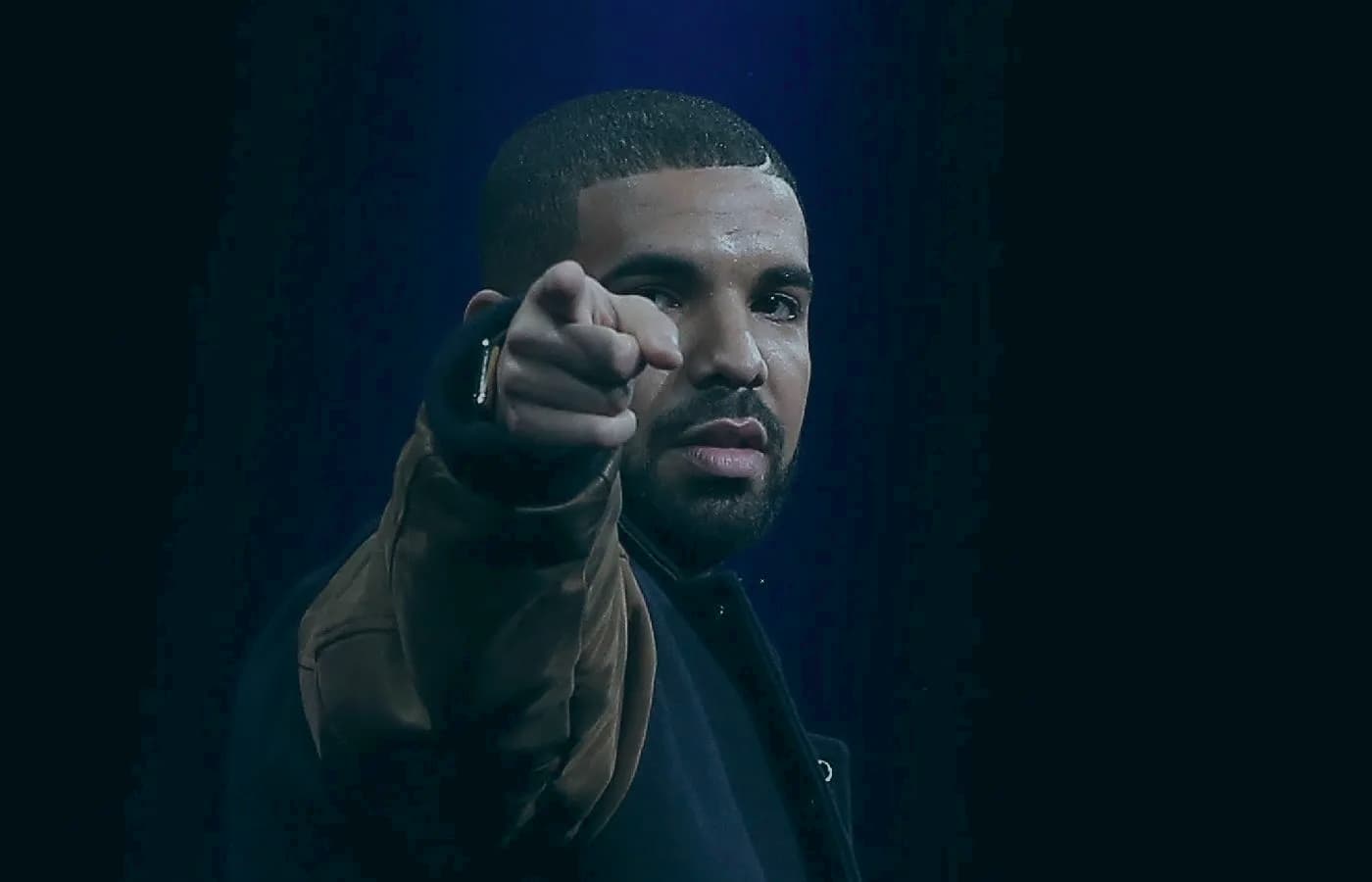 A sorte mudou? Drake fatura R$ 6,5 milhões ao apostar em luta sem vencedor; entenda