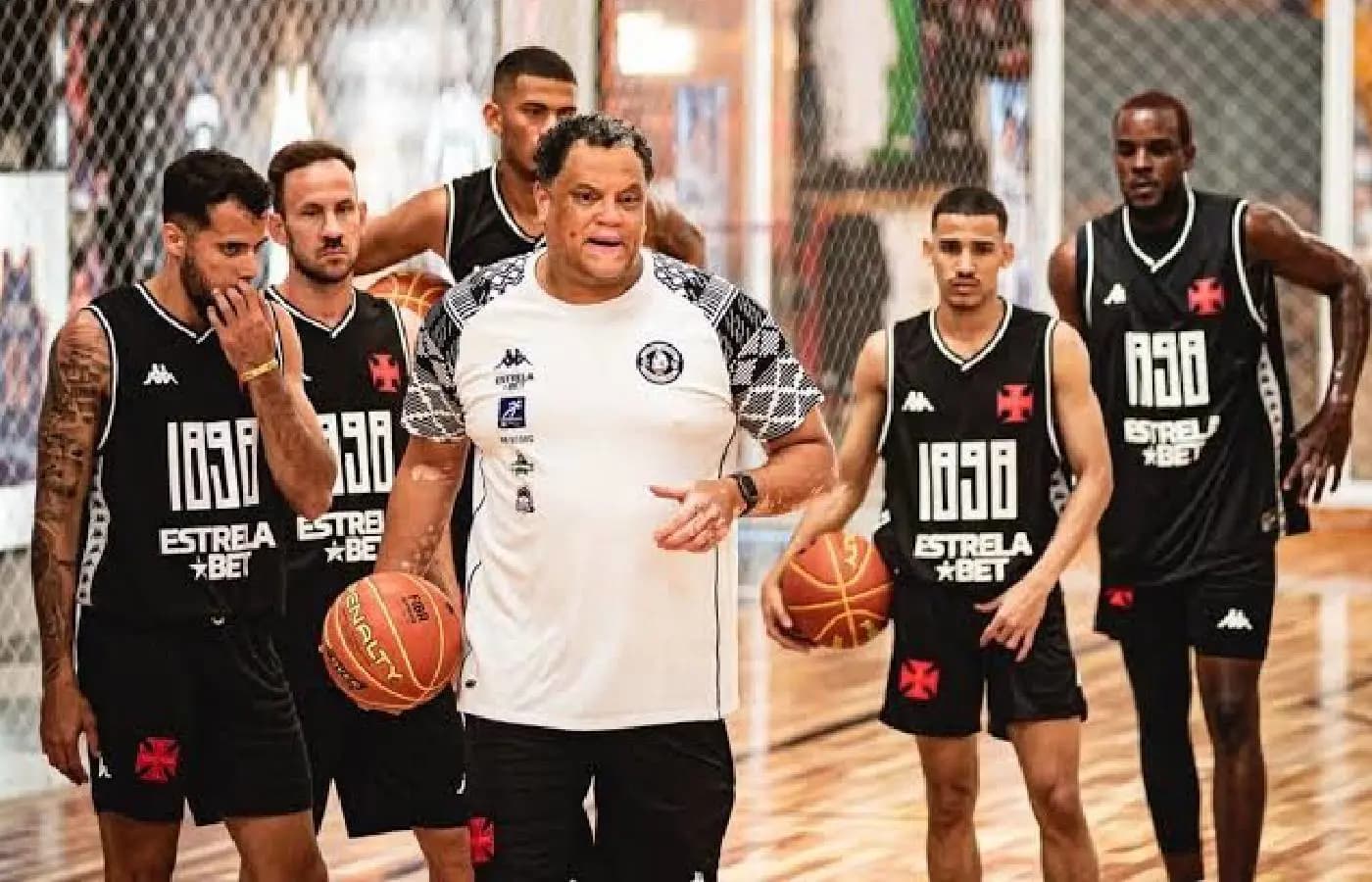 EstrelaBet se une ao basquete do Vasco em ação beneficente de Natal 