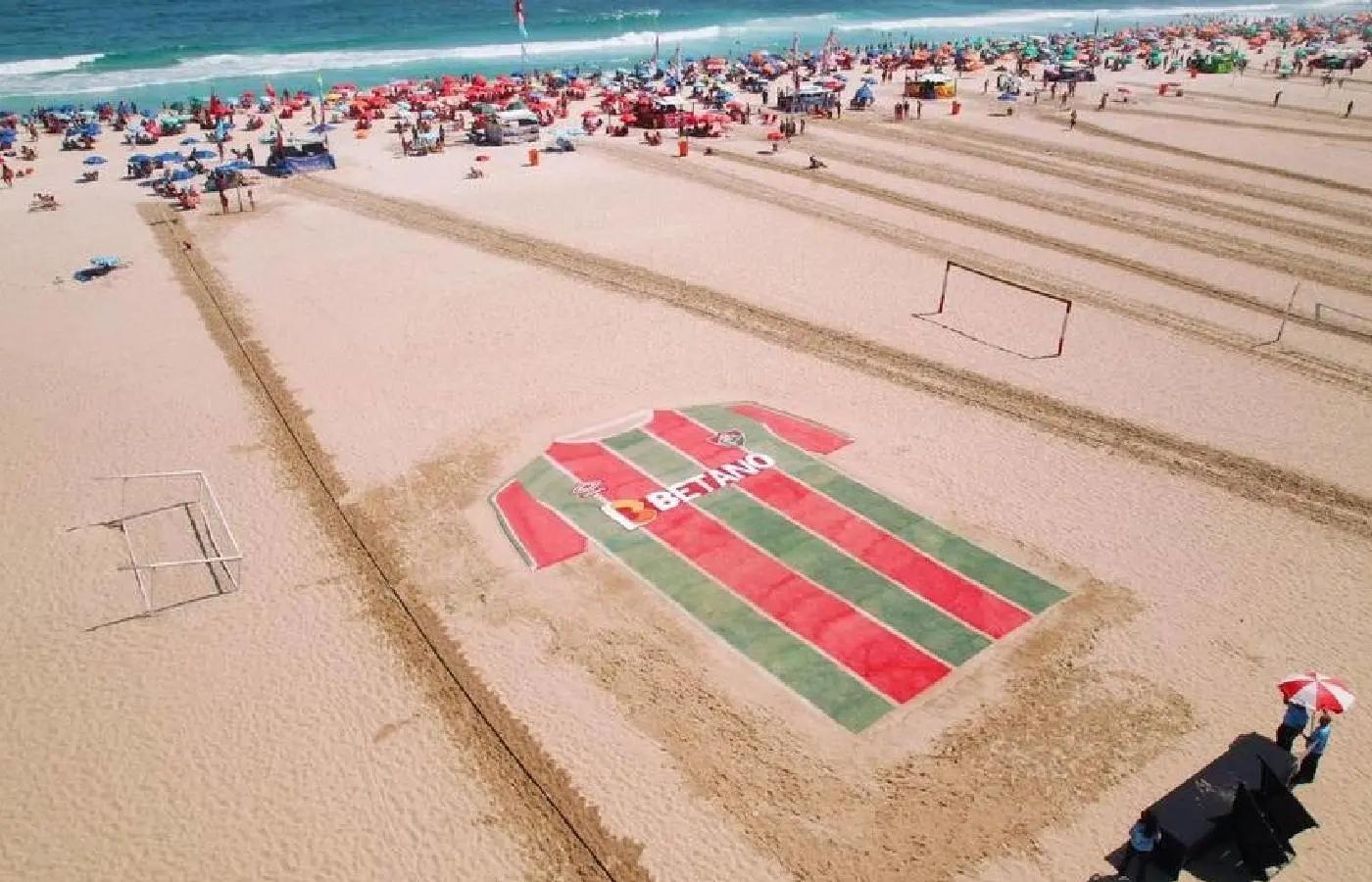 Betano celebra estreia do Fluminense no Mundial com camisa gigante em Copacabana 
