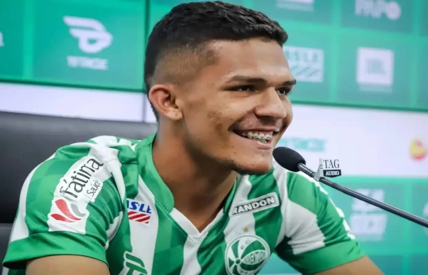 Banido por manipulação envolvendo apostas, atleta joga na várzea e vende joias online 