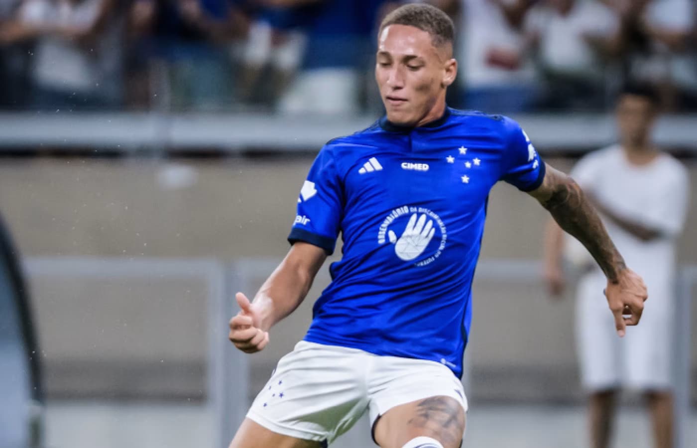 Após ação da Betfair, camisas do Cruzeiro são leiloadas em prol do Observatório Racial