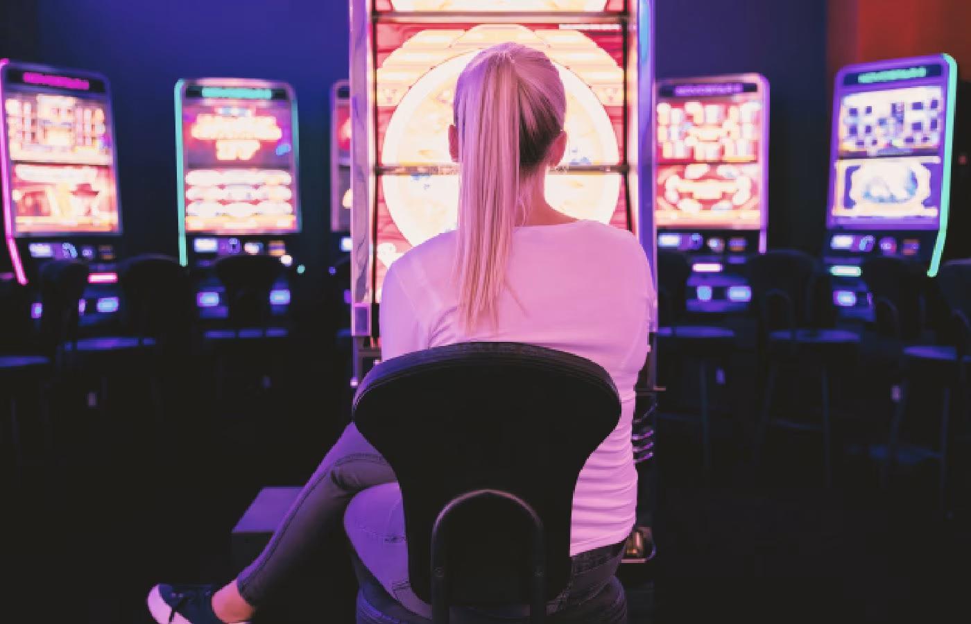 Brasileiros estão deixando de ir ao cinema ou comer pizza para apostar, aponta relatório