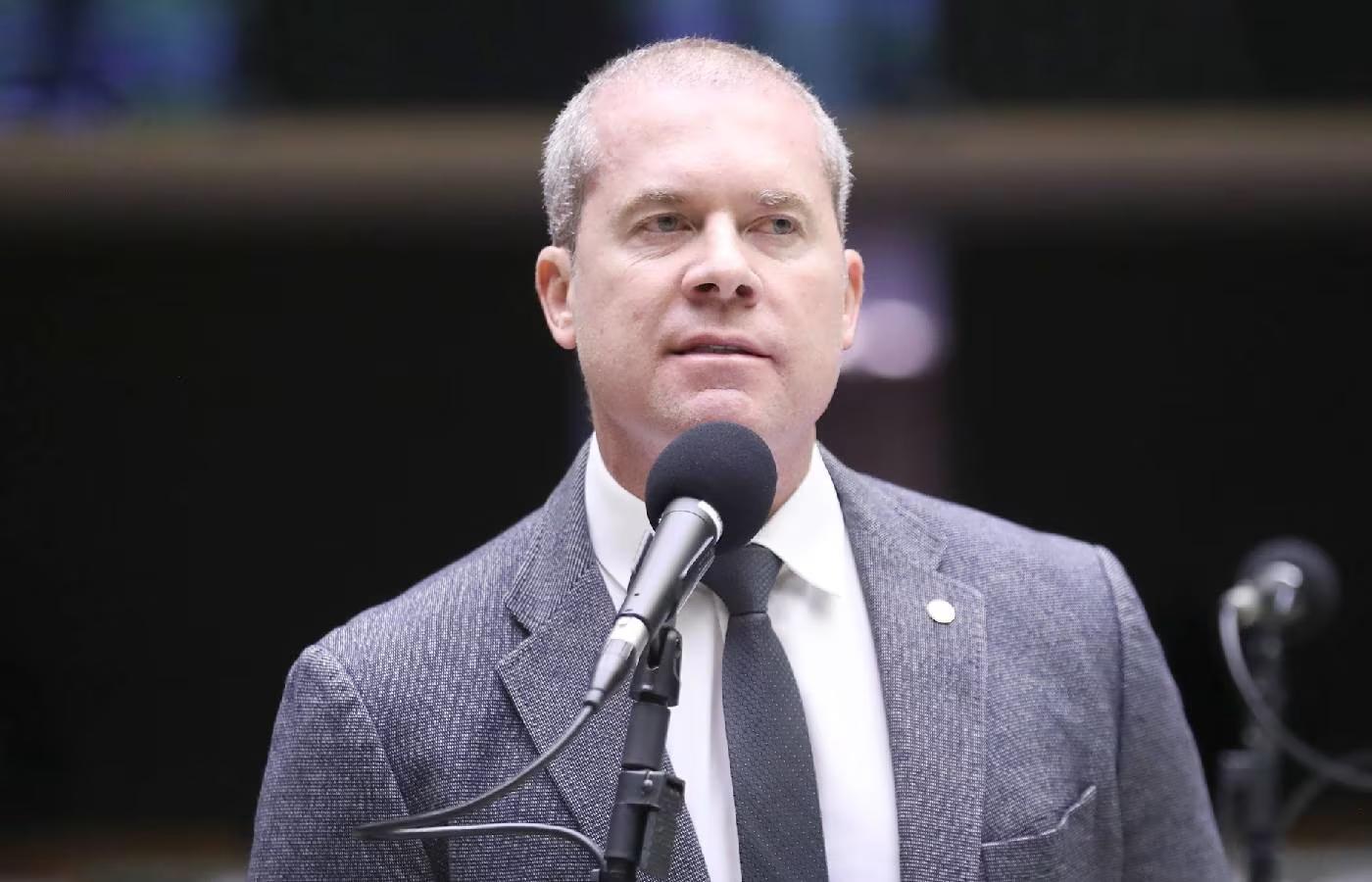 Deputado quer prisão de um ano para influenciadores que divulgam jogos de azar; confira PL