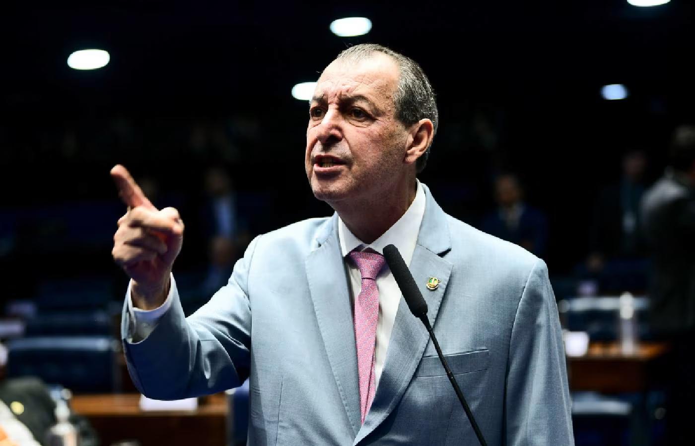 "Como fizeram com o Twitter": Omar Aziz aciona Procuradoria para suspender sites de apostas no país