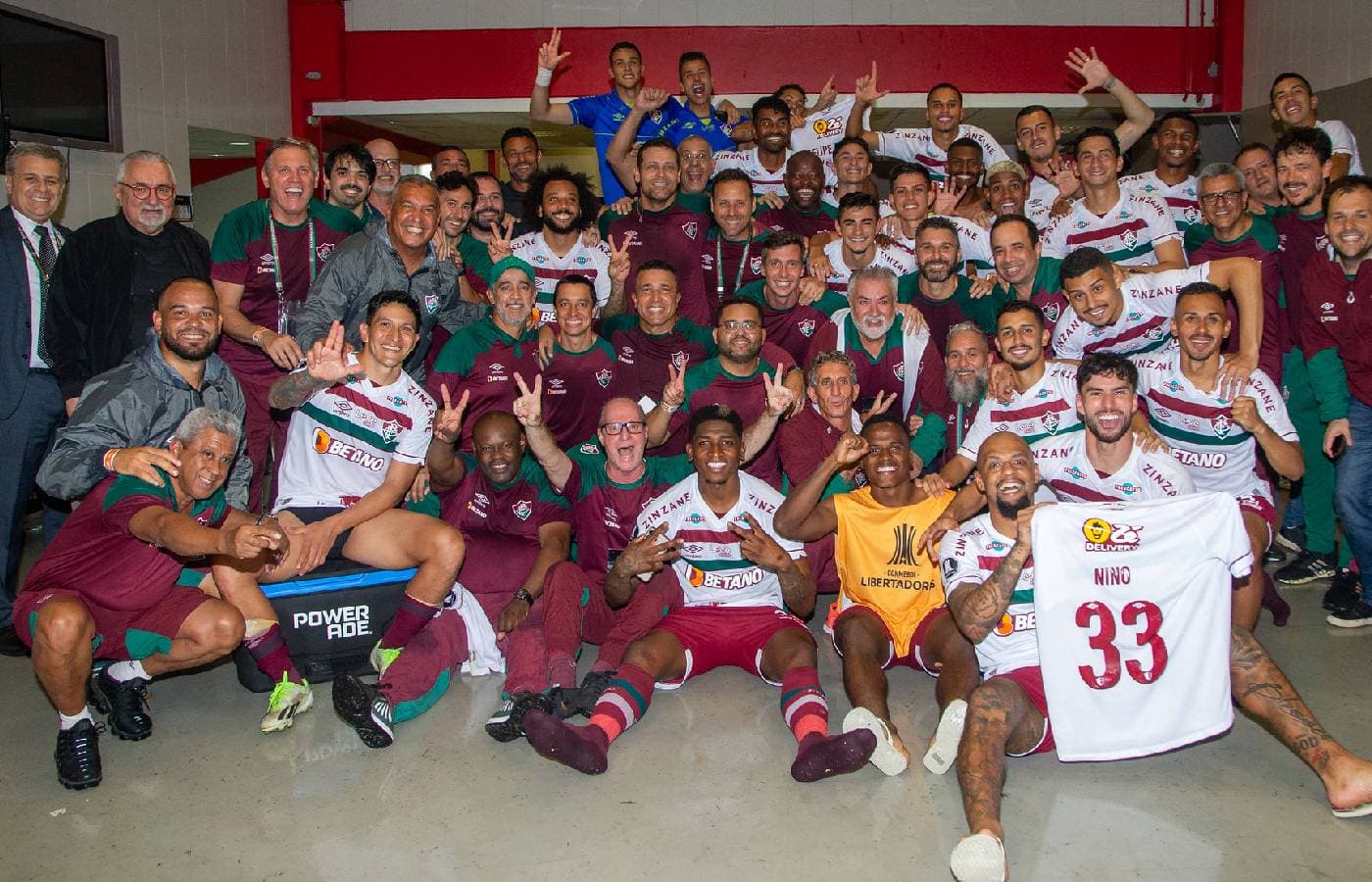 Elenco do Fluminense em festa após vaga na final