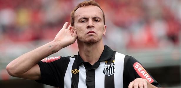 Zé Eduardo, o Zé Love, festeja gol pelo Santos