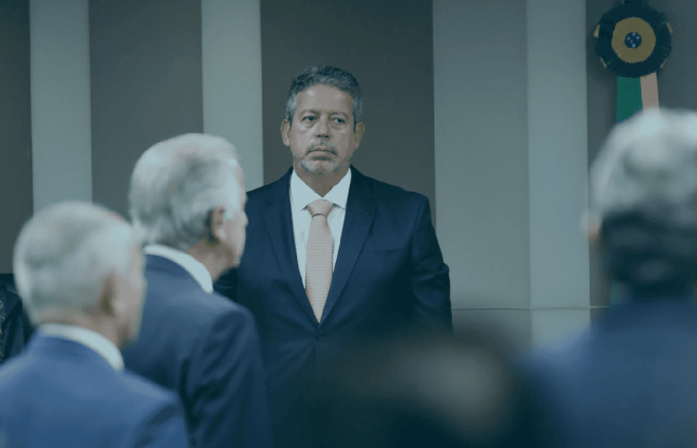 Lira foi o responsável por não diminuição de cobrança de 18 % das operadoras; afirma jornal