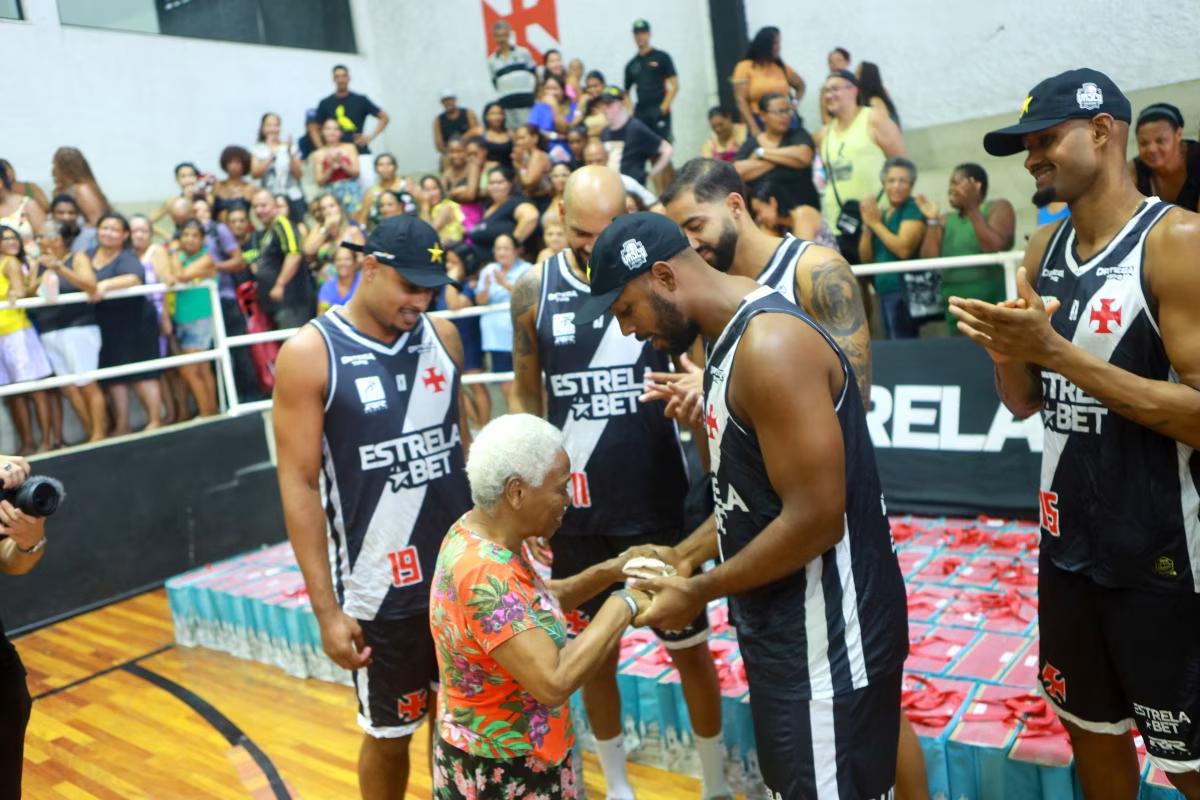 EstrelaBet e R10 Score Vasco da Gama entregam 250 cestas de Natal em ação social