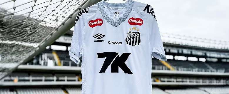Patrocinadora do Santos, 7k reduz logo no uniforme do Peixe após pedido da torcida