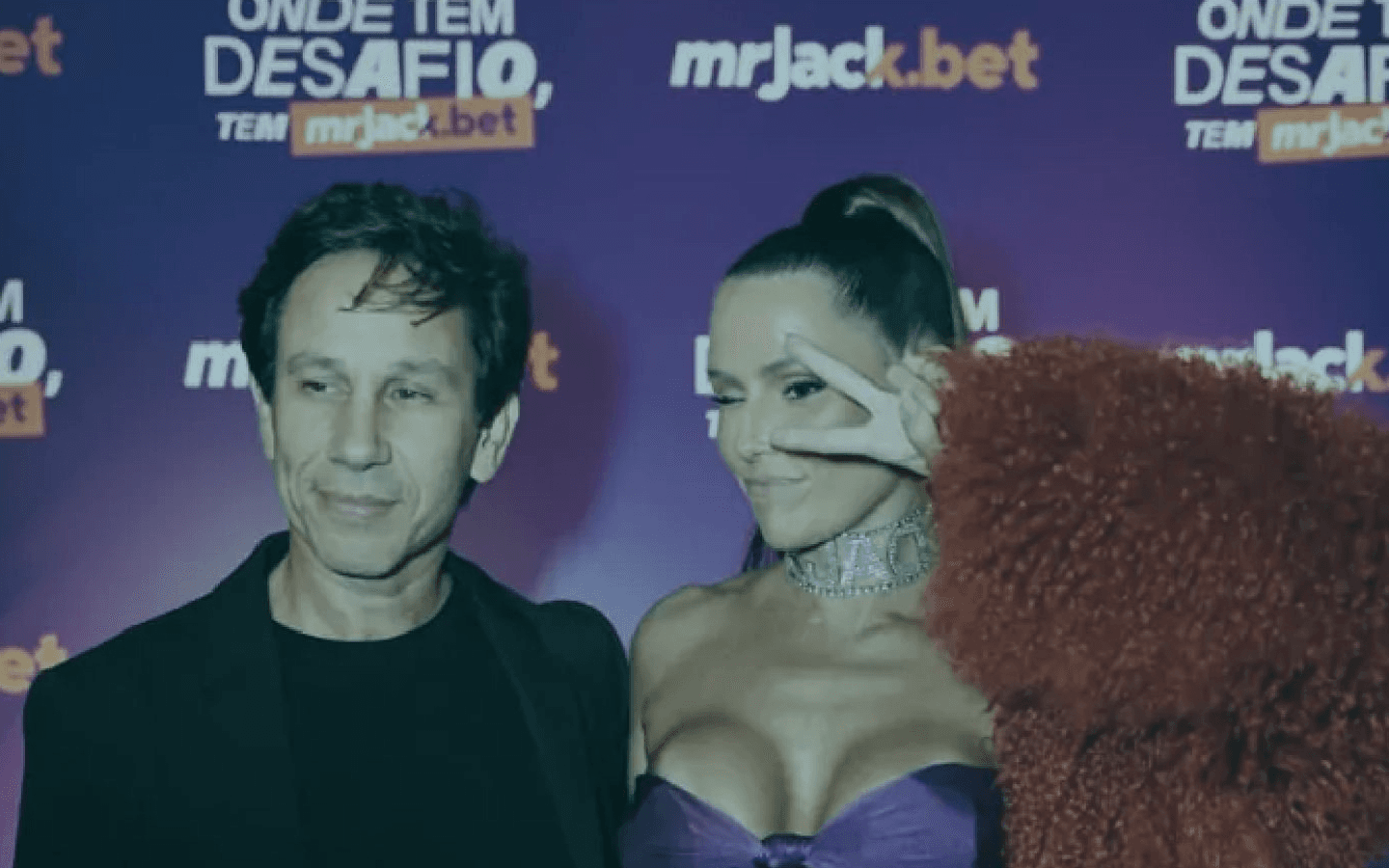 Mr. Jack Bet transforma Deborah Secco em Miss Jack em nova campanha; confira