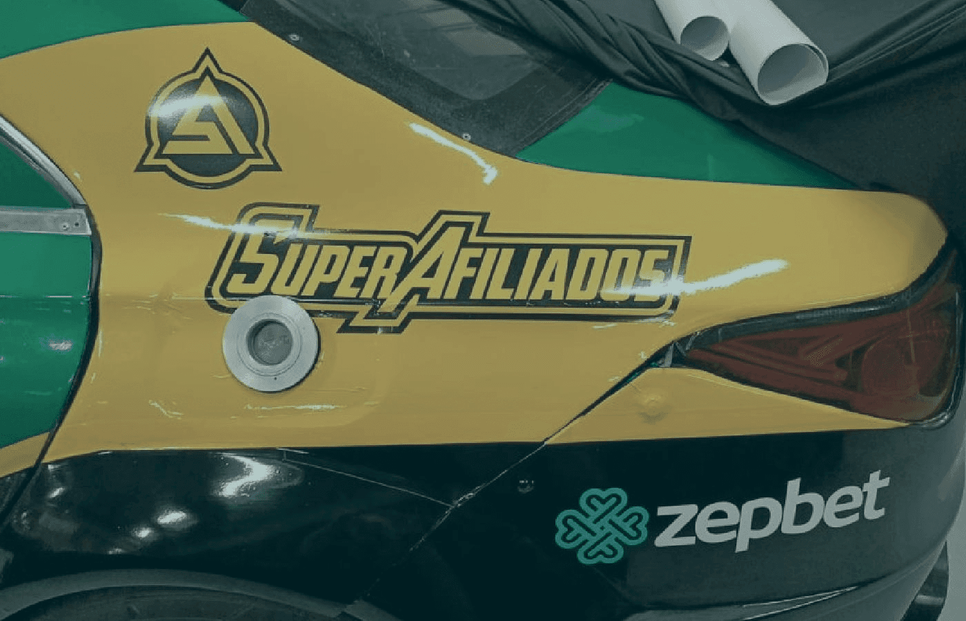 SuperAfiliados é a nova patrocinadora de Kim Camelo, piloto da AMG Cup Brasil