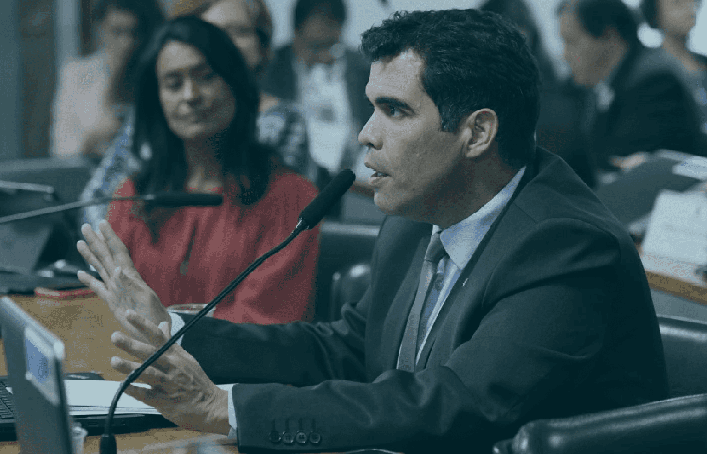 Deputado propõe lei para proibir artistas e influenciadores de divulgarem apostas e cassinos