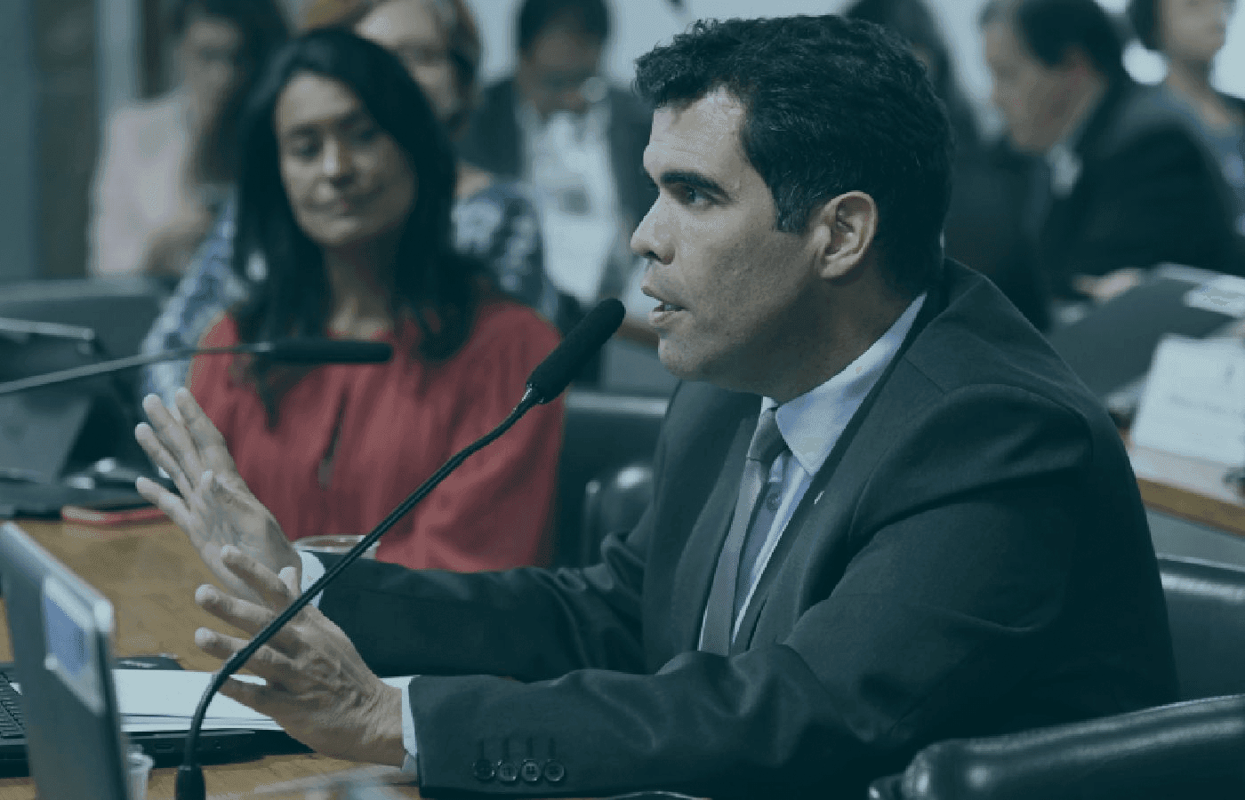 Deputado propõe lei para proibir artistas e influenciadores de divulgarem apostas e cassinos