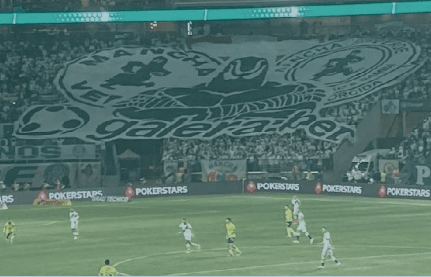 Galera.bet inova e exibe sua marca em bandeirão da Mancha Verde em jogo do Palmeiras