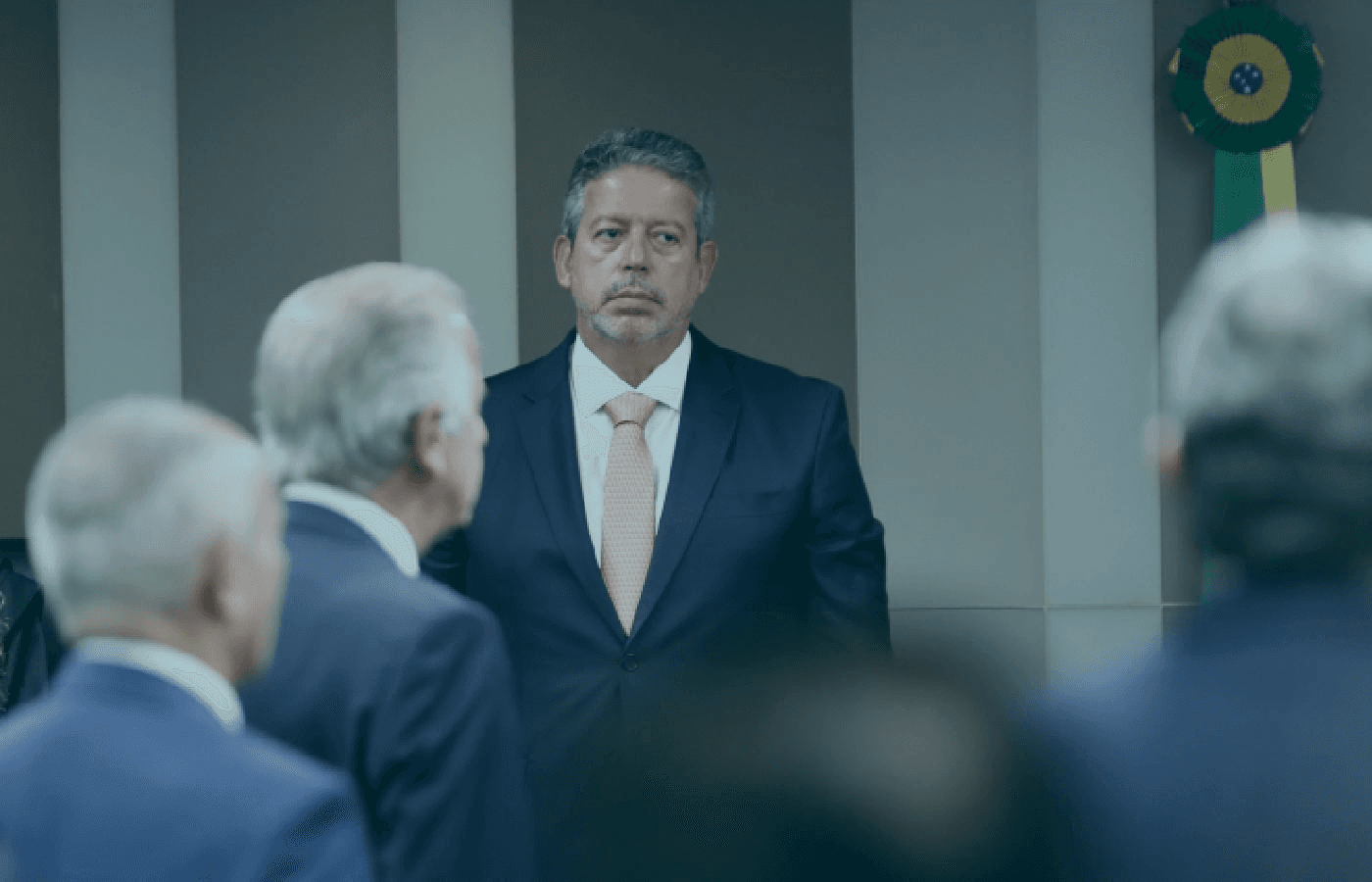 Lira foi o responsável por não diminuição de cobrança de 18 % das operadoras; afirma jornal