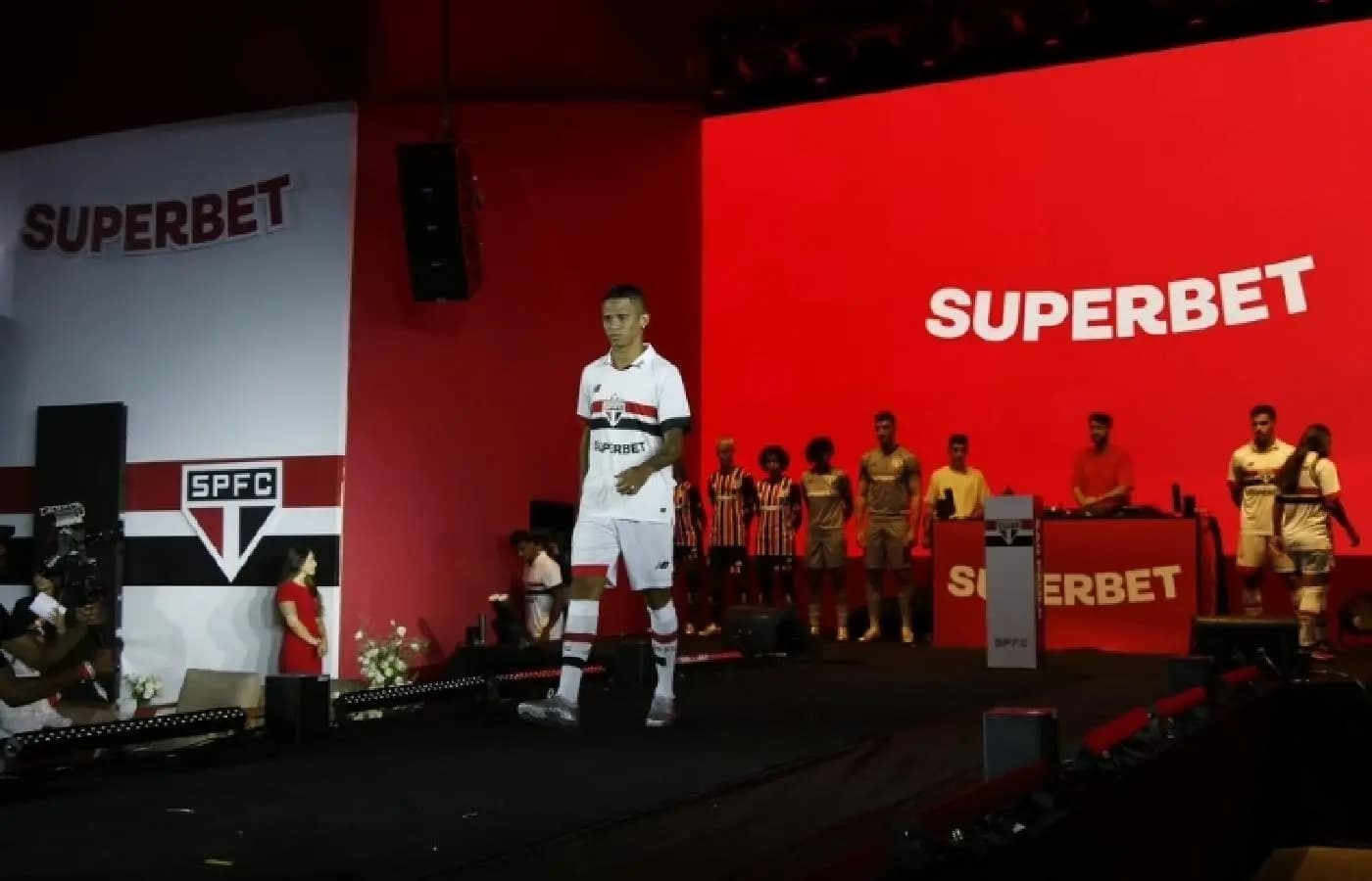 Superbet é anunciada oficialmente pelo São Paulo em lançamento de uniformes para 2024