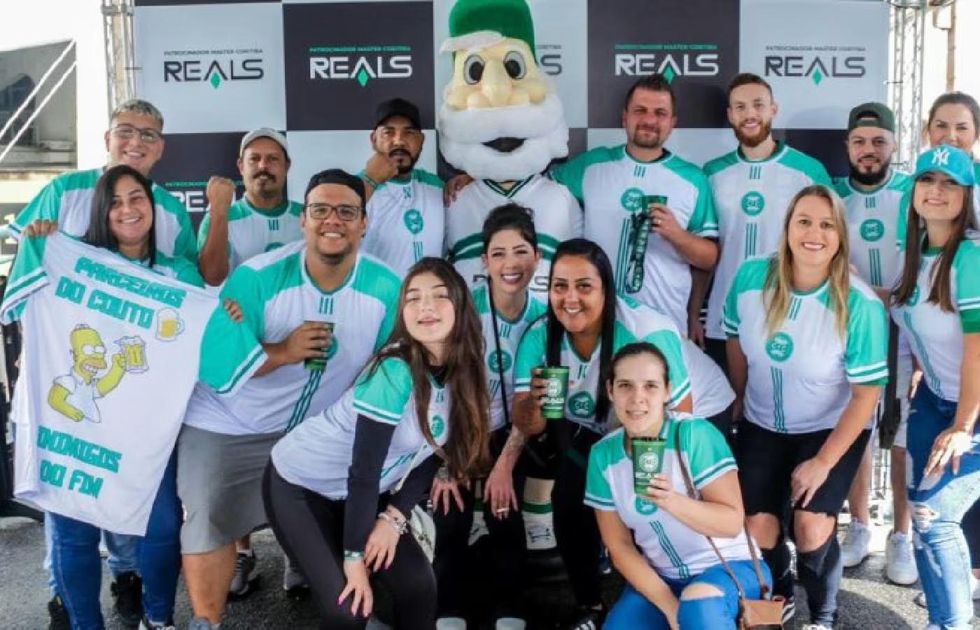 Reals faz ações no Couto Pereira durante clássico entre Coritiba e Athletico-PR