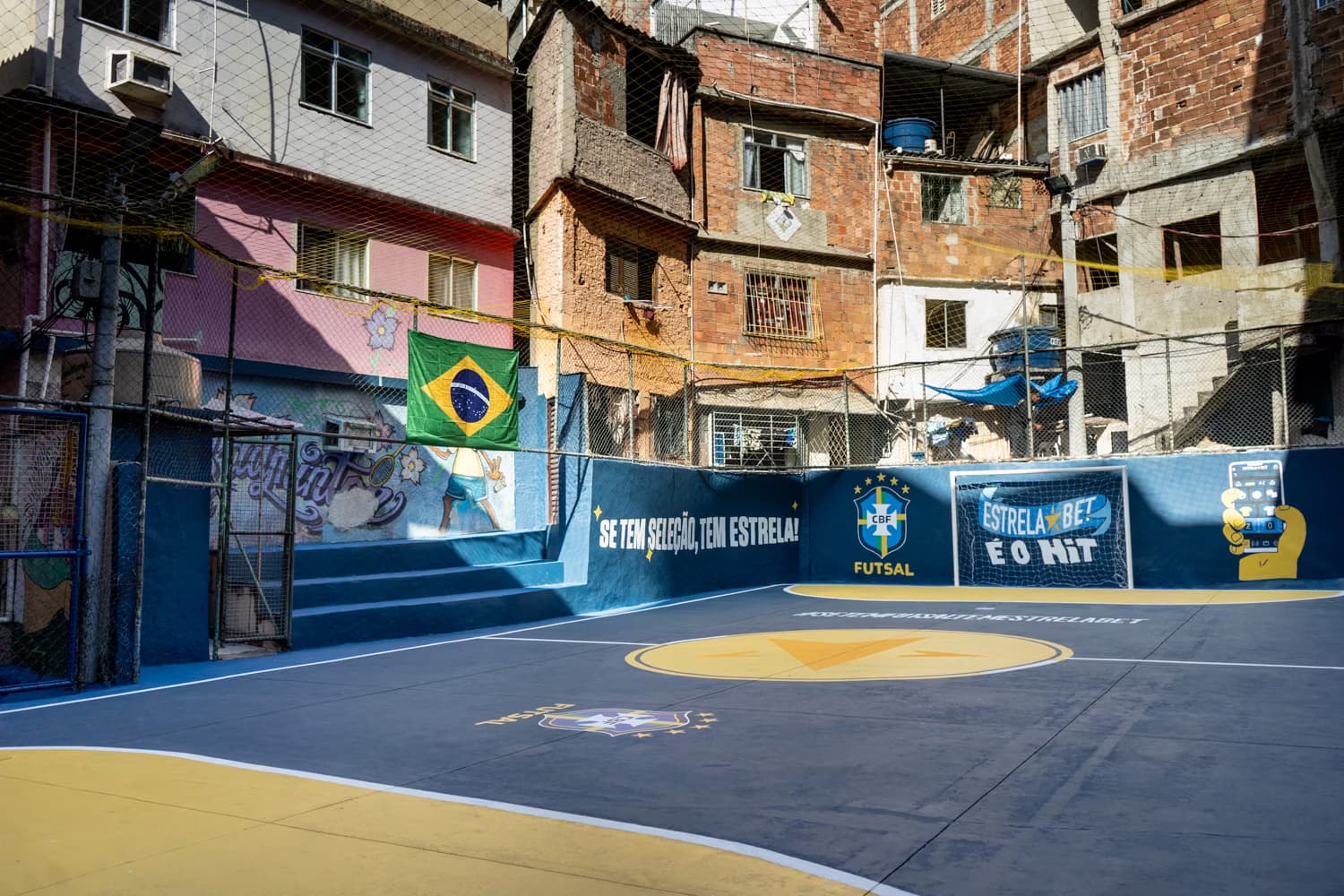 EstrelaBet reforma quadra de comunidade e realiza ação com atletas da Seleção de Futsal