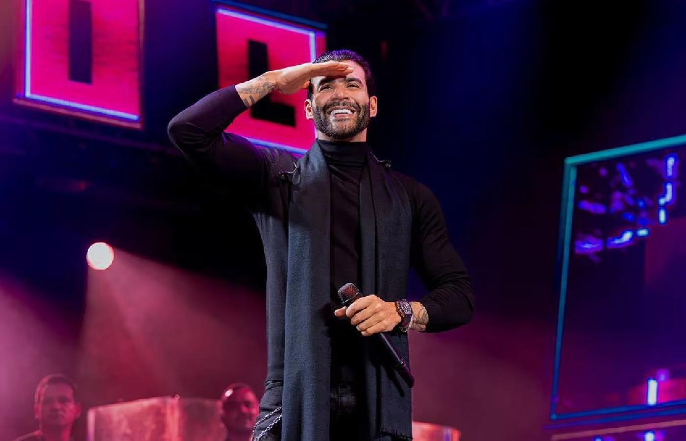 "Devendo e luxando": Gusttavo Lima pede Pix em show e faz piada sobre contas bloqueadas