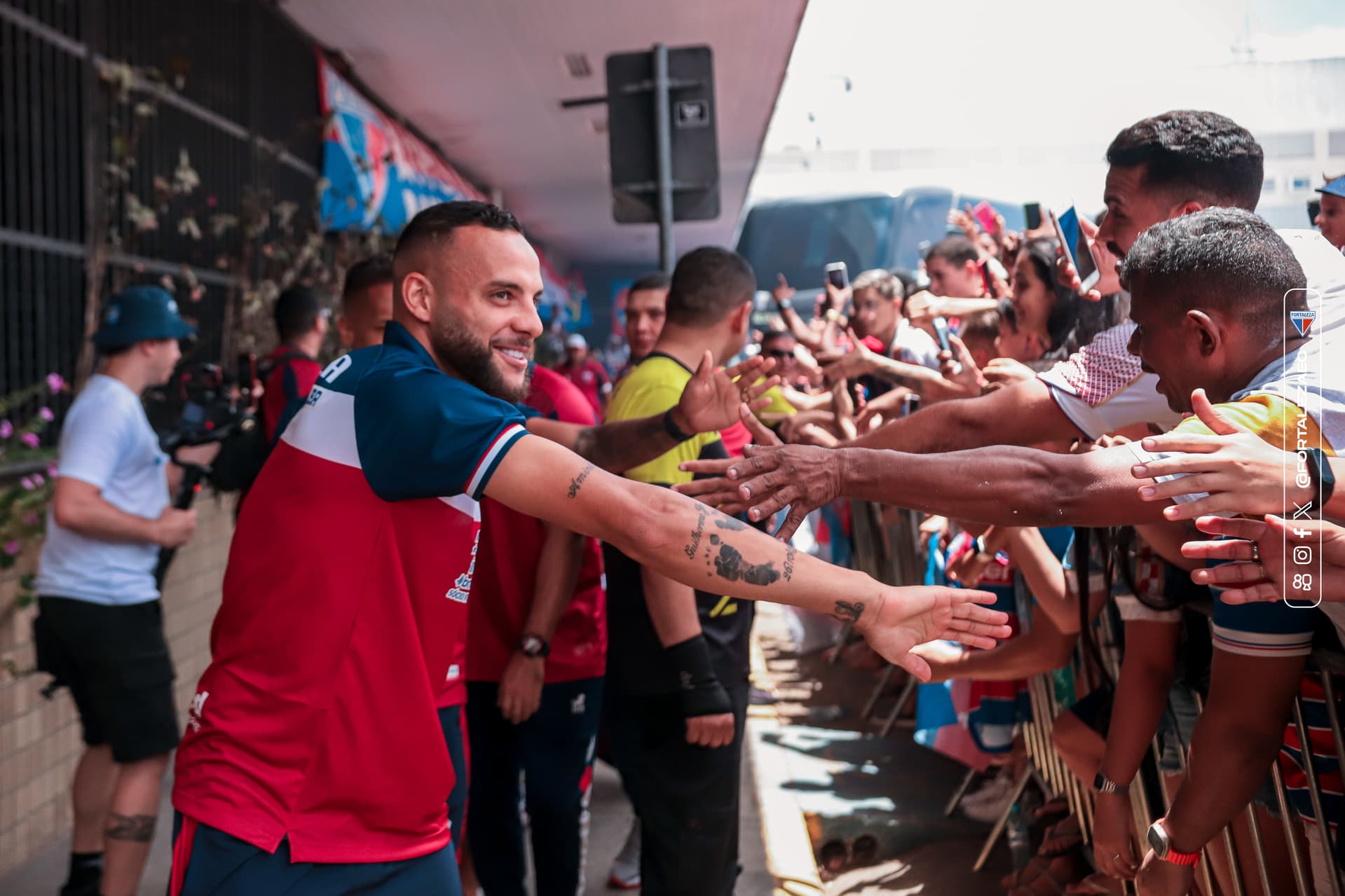 Torcida acompanha os jogadores no aeroporto